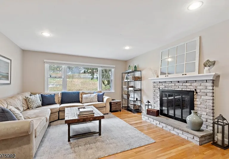38 Molly Stark Dr — Photo 2