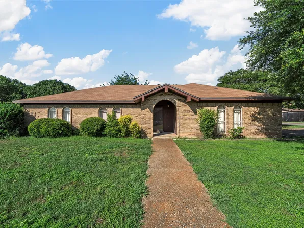 300 Travis Ln, Hewitt, TX 76643