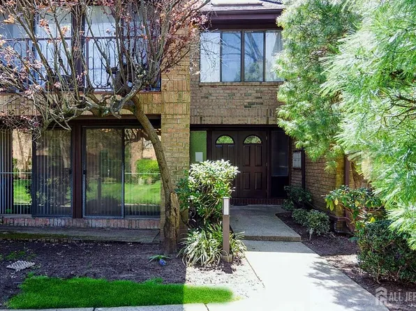 320 Willowbrook Dr, North Brunswick, NJ 08902