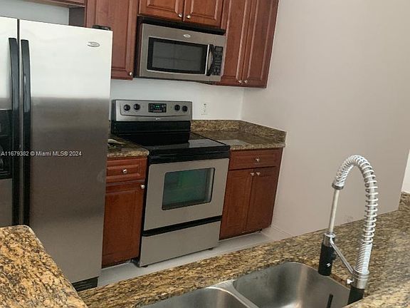 4th image of 3001 NE 185th St APT 422