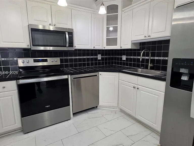 3325 S Lake Dr — Photo 4
