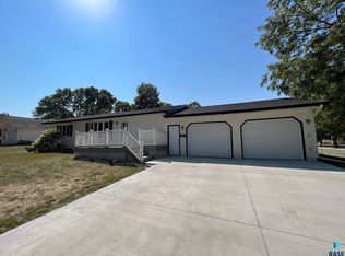 415 N West Ave, Madison, SD 57042