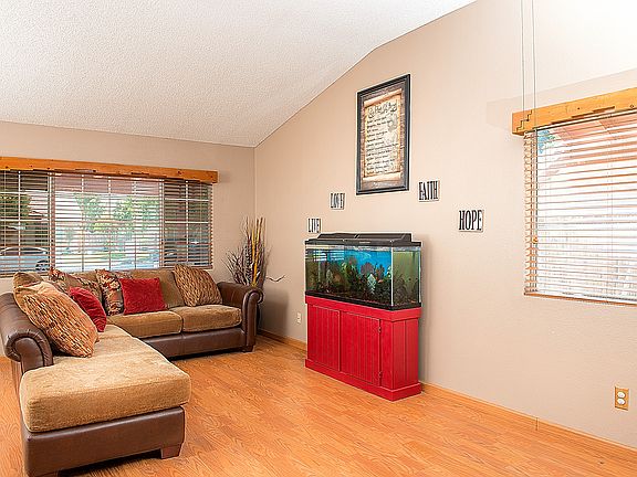 4th image of 221 Sunset Dr
