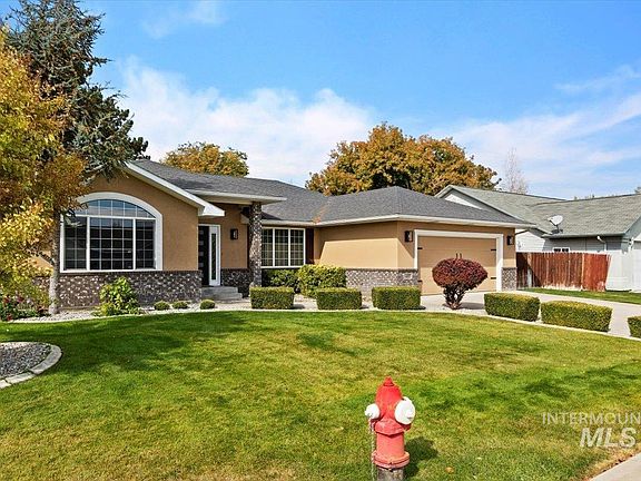 2nd image of 437 Woodland Ct