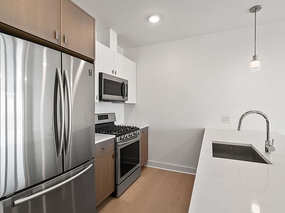4th image of 917 Bennington St Penthouse 504