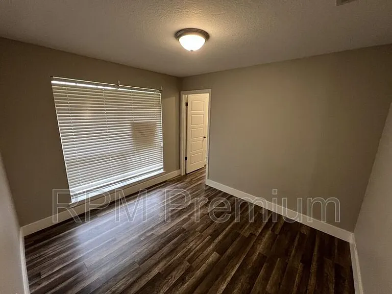 464 Wilton Dr — Photo 17