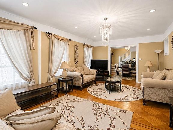 4th image of 18 Lloyd Ct