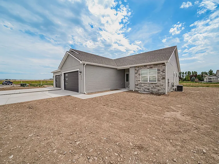 445 E River Ln — Photo 4