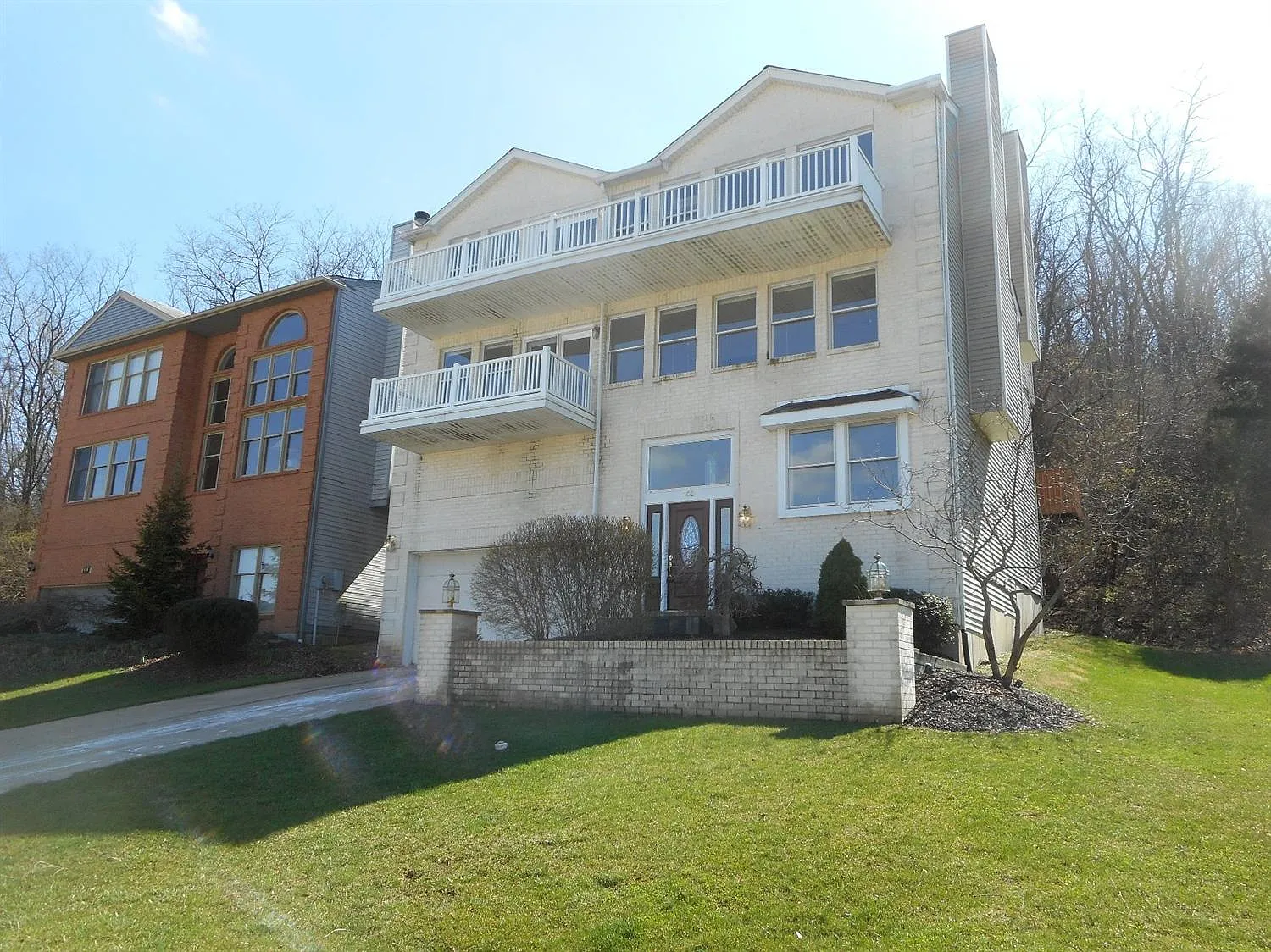 653 Pointe Benton Ln photo 1
