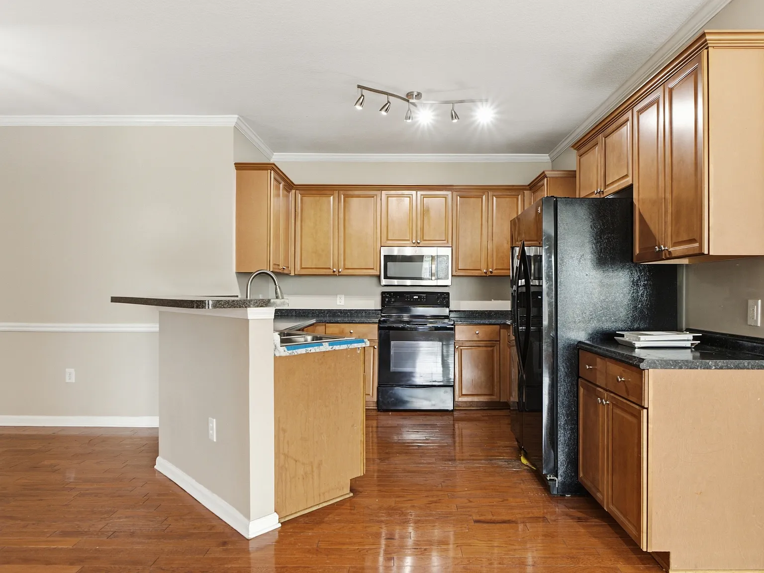 3 bed, 1665 sqft, $1,800 — Photo 2