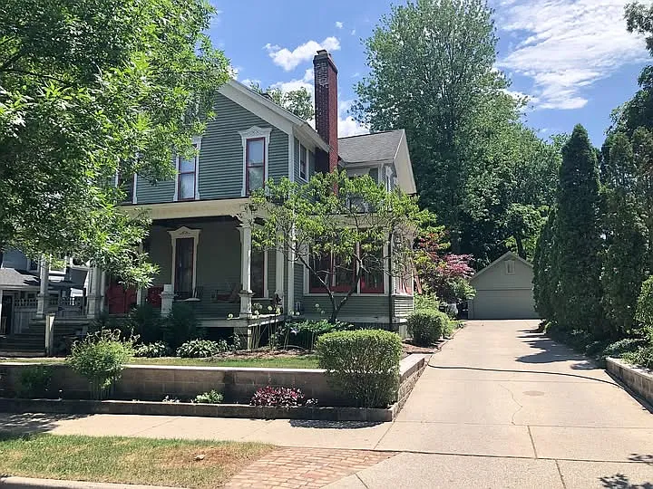 4 bed, 2.5 bath, 2850 sqft, $2,900 — Photo 1
