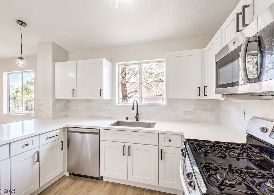 1st image of 7810 Ravenhollow Ln