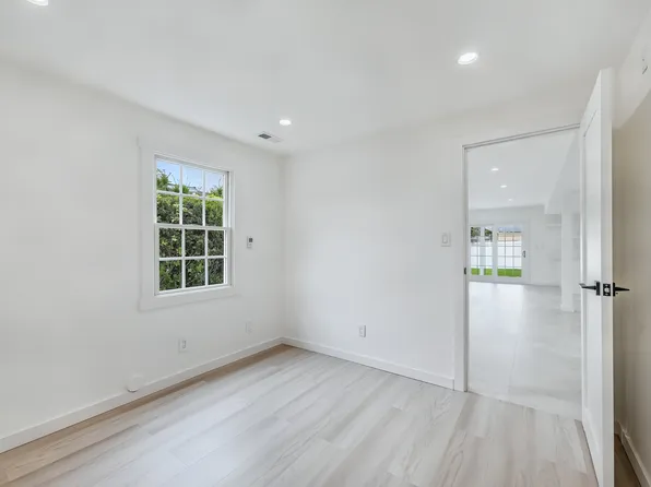 4330 Manhattan Avenue image 11 of 31