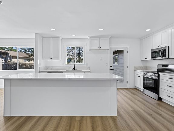 5th image of 194 Shore Dr