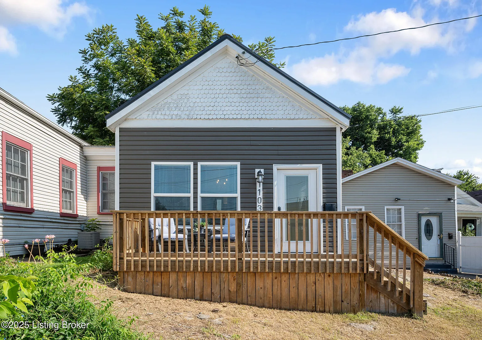 1103 E Oak St photo 1