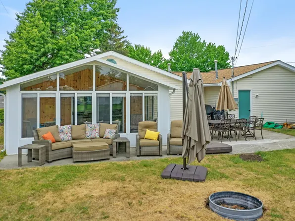 11296 W Shore Dr, Houghton Lake, MI 48629