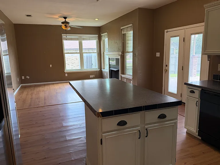 2208 Illinois Dr — Photo 13