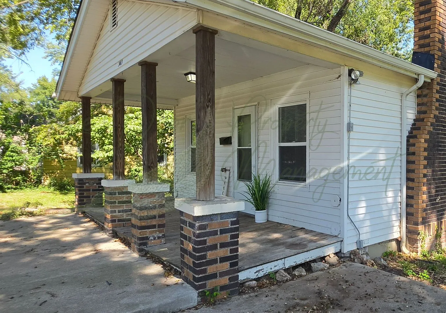 Charming Updated Bungalow — Photo 2