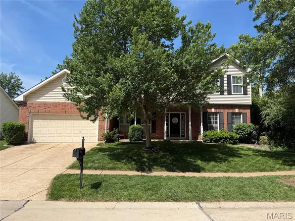 821 Pheasant Woods Dr, Ballwin, MO 63021