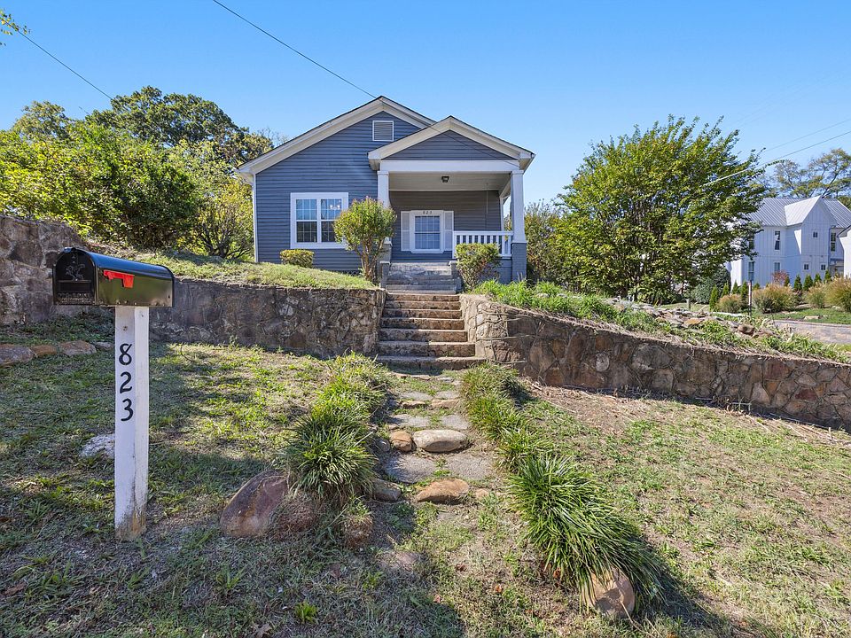 The front of this 3 bedroom / 2 bath house