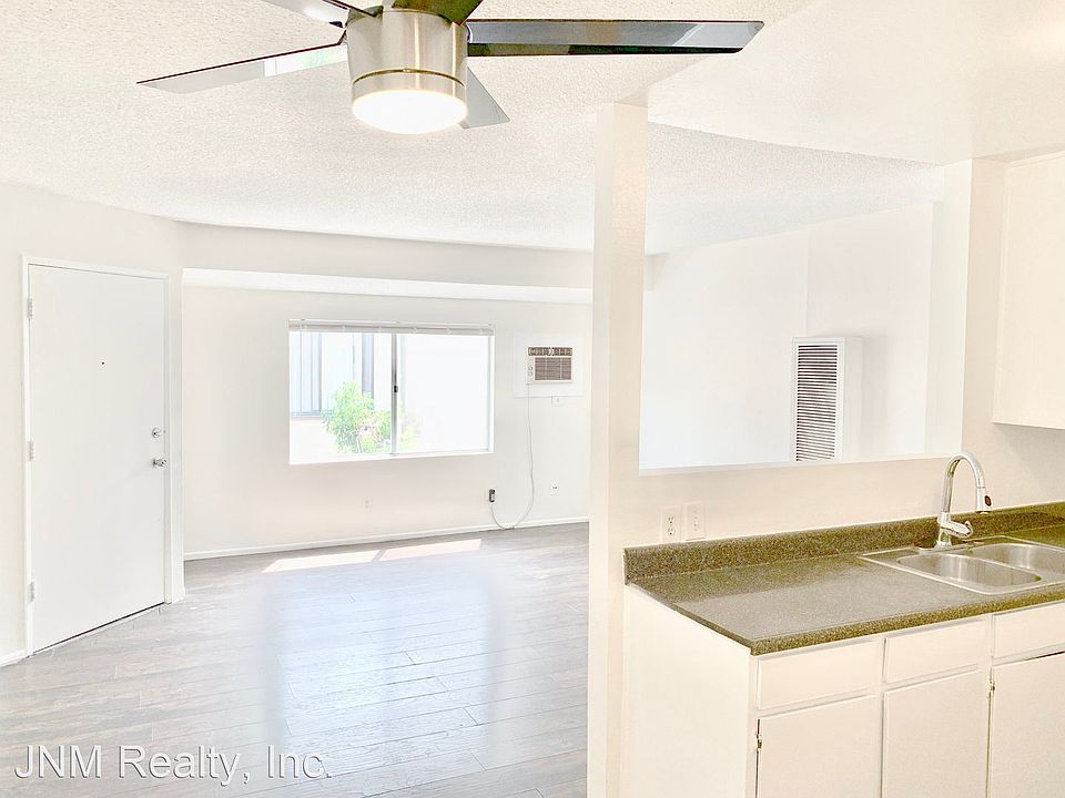 1st image of 617 N Saint Andrews Pl #8901572