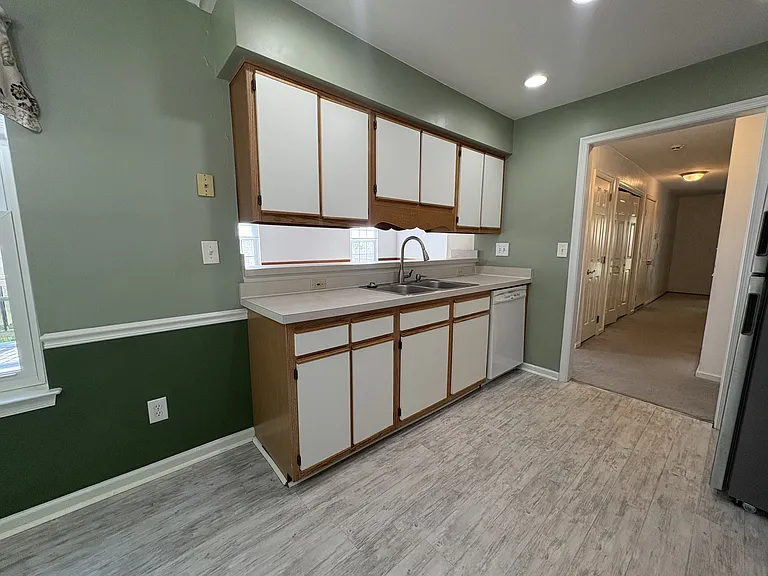 Eat-in kitchen