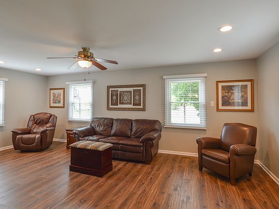 5th image of 500 Castlewood Ln