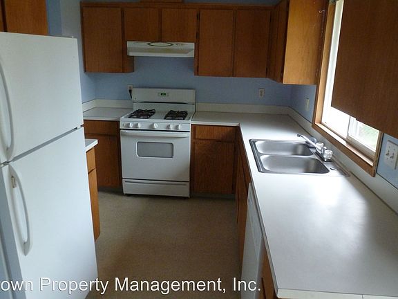 2nd image of 418 Clara Ct NE