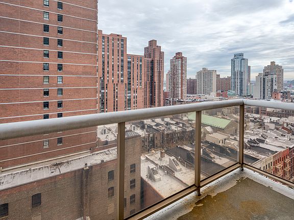 3rd image of 200 E 89th St APT 12D