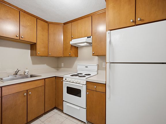 4th image of 907 Beacon St APT 4