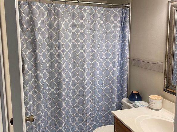 5th image of 915 N York St APT 201