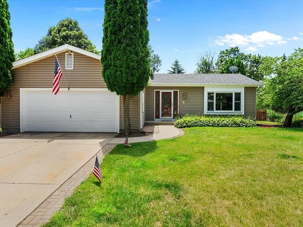 4711 W Glenbrook Trl, McHenry, IL 60050