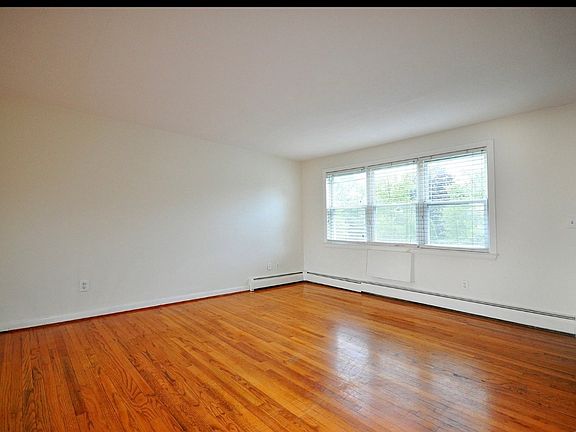3rd image of 571 Hartford Rd APT 5