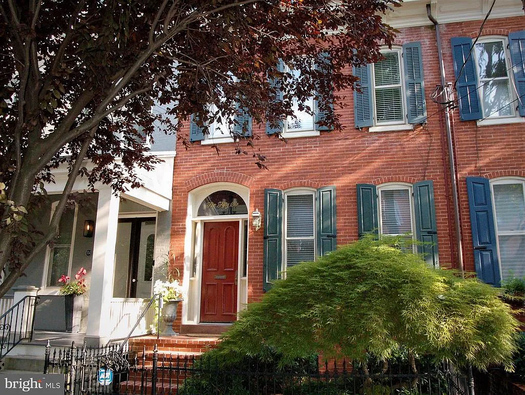 556 W Chestnut St photo 1