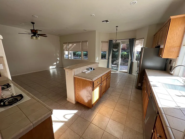 2094 Dorrington Dr — Photo 4
