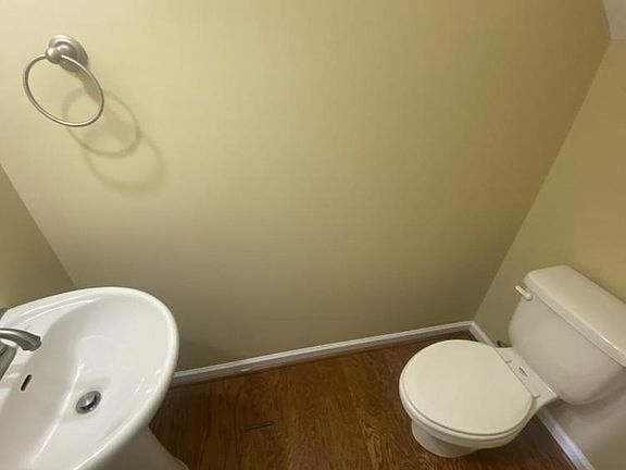 4th image of 204 Capital St