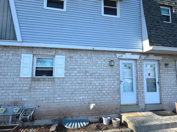 208 Village Ln, Pottstown, PA 19464