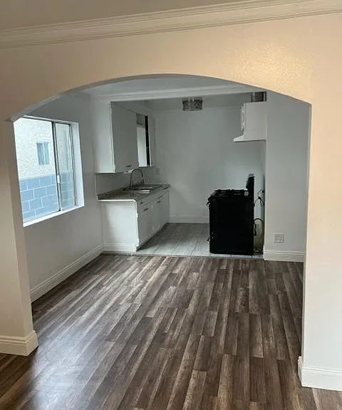 7736 Comstock Ave — Photo 3