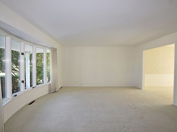 4th image of 1216 Foxglove Dr