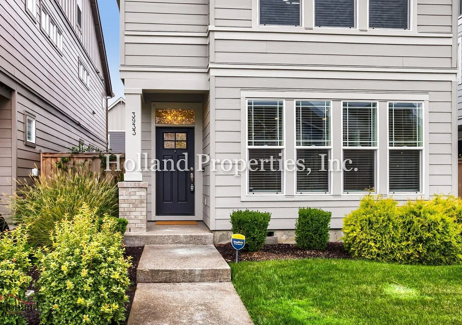Charming 3BR Hillsboro Home with Green-Space Views & Fenced Yard — Photo 2