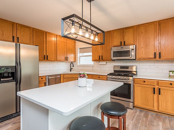 3rd image of 1009 Club Lake Dr
