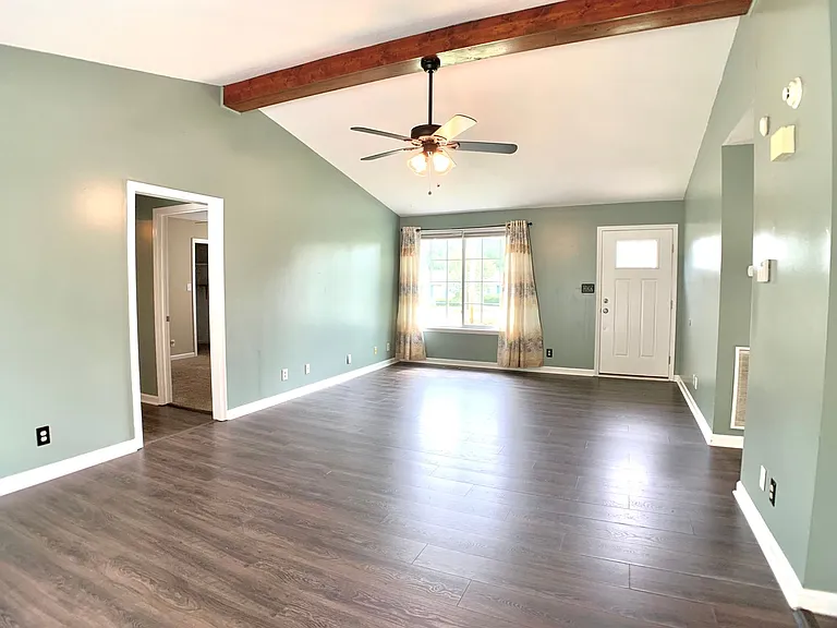 511 Mallory Dr — Photo 2
