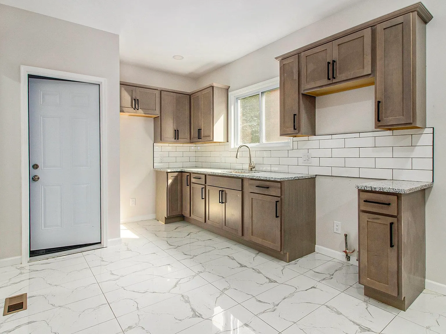 4 bed, 1266 sqft, $1,600 — Photo 3