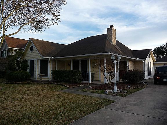 Victorian Style Custon Built 3-2-2 with Formal Living and Huge Den