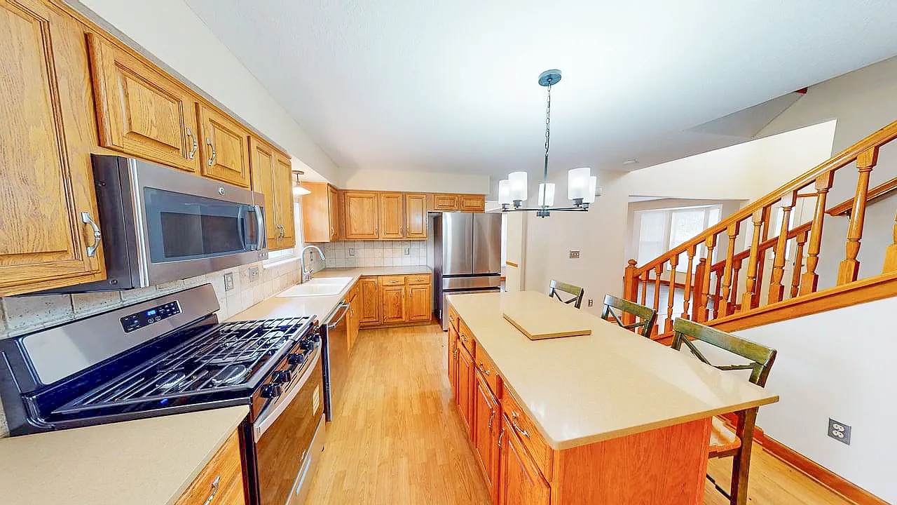 4 bed, 2.5 bath, 2647 sqft, $2,495 — Photo 2
