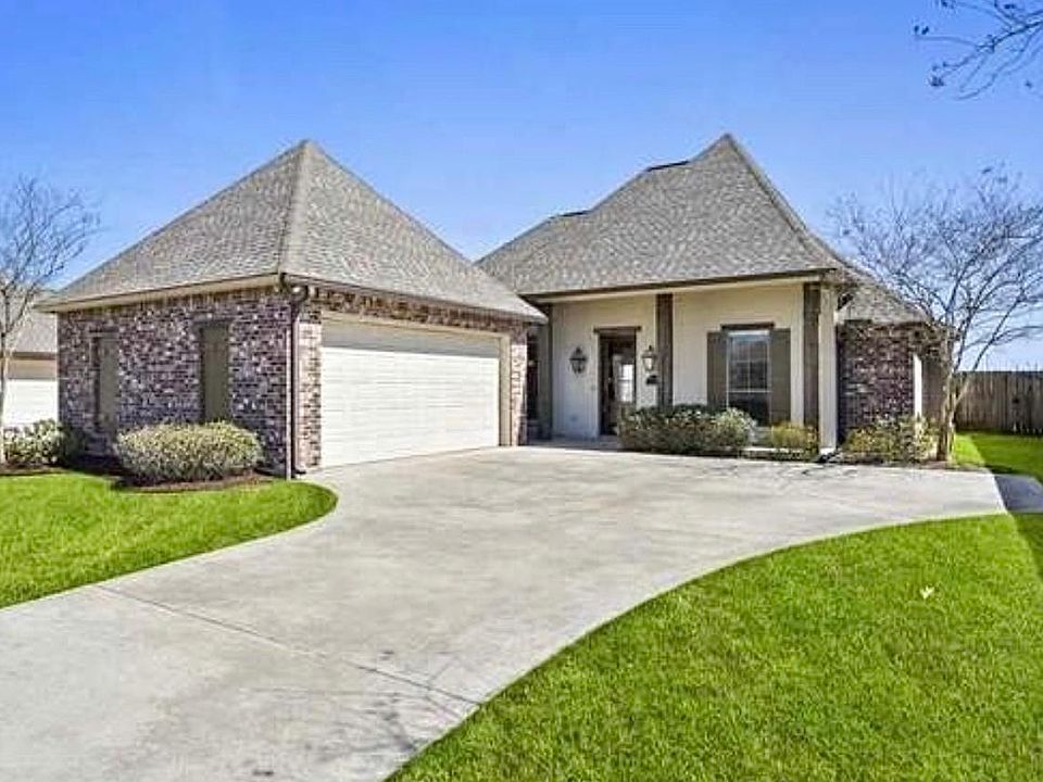 spacious driveway with a 2 car garage