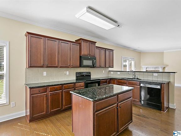 3rd image of 121 Thornberry Ln