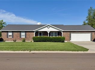 707 Lake Manor Dr, Trenton, MO 64683