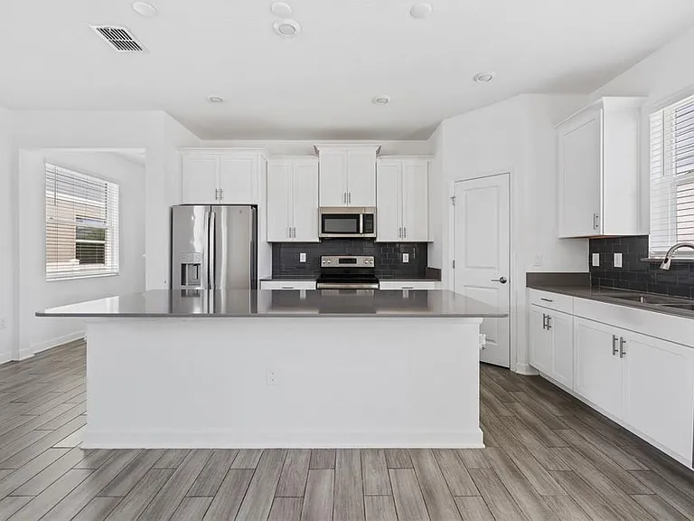 2999 Addison Blvd — Photo 11