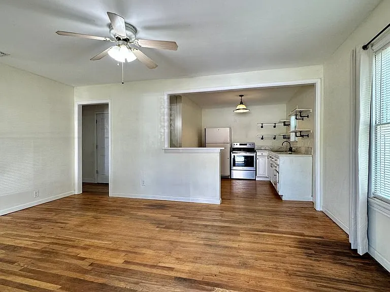 421 S Van Buren St — Photo 3